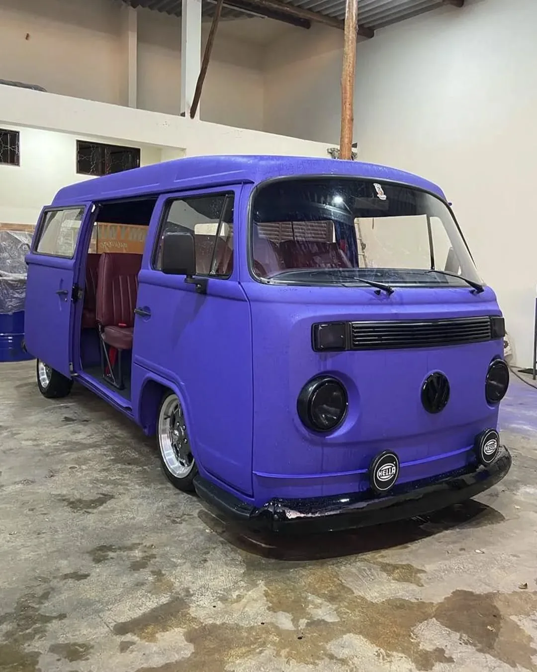 T-Rex Purple en VW Kombi