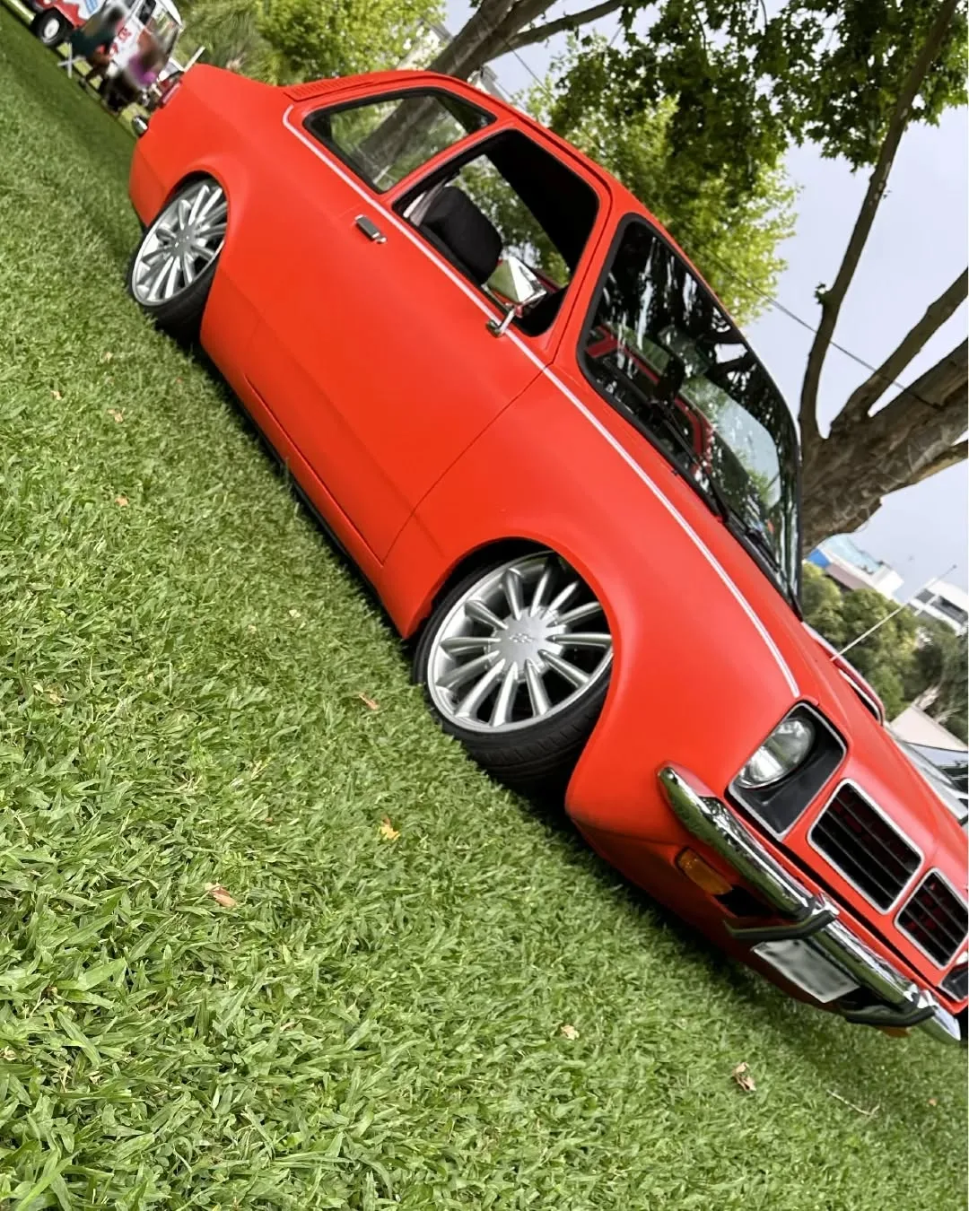 T-Rex Volcano Vermelho en auto deportivo